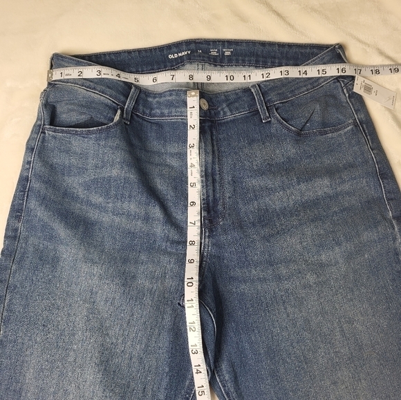 Old Navy WOW Straight Highrise Petite Jeans. Size 14P - Picture 2 of 8
